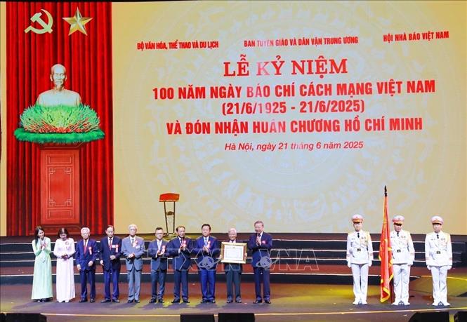 Tổng Bí thư Tô Lâm trao tặng Huân chương Hồ Chí Minh cho đội ngũ những người làm báo cách mạng Việt Nam. Ảnh: Khánh Hoà - TTXVN