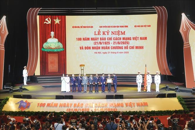Tổng Bí thư Tô Lâm trao tặng Huân chương Hồ Chí Minh cho đội ngũ những người làm báo cách mạng Việt Nam. Ảnh: Minh Quyết - TTXVN