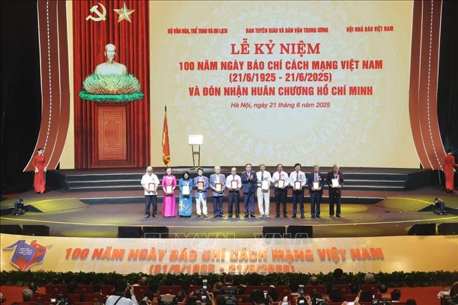 Chủ tịch Quốc hội Trần Thanh Mẫn tặng biểu trưng kỷ niệm cho các nhà báo lão thành. Ảnh: Minh Quyết - TTXVN