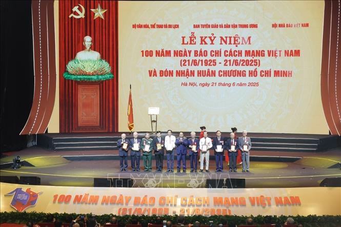 Thủ tướng Phạm Minh Chính tặng biểu trưng kỷ niệm cho các nhà báo lão thành. Ảnh: Minh Quyết - TTXVN