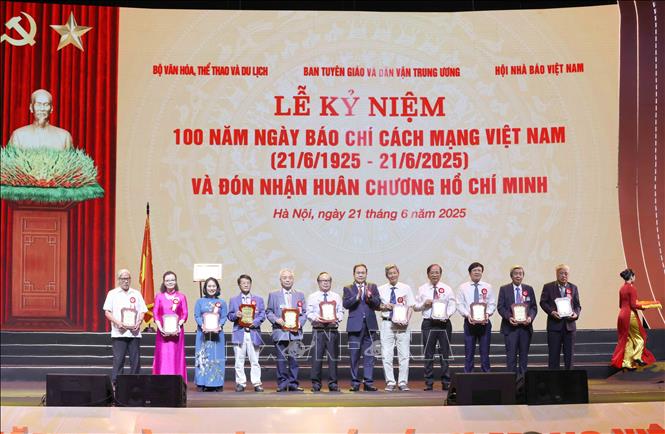 Chủ tịch Quốc hội Trần Thanh Mẫn trao biểu trưng kỷ niệm cho các nhà báo lão thành. Ảnh: Phương Hoa - TTXVN