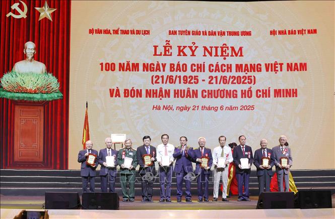 Thủ tướng Phạm Minh Chính trao biểu trưng kỷ niệm cho các nhà báo lão thành. Ảnh: Phương Hoa - TTXVN