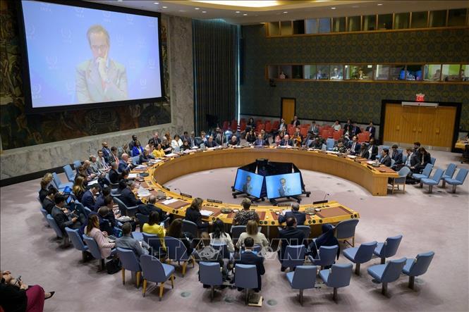 Tổng Giám đốc Cơ quan Năng lượng Nguyên tử Quốc tế (IAEA) Rafael Grossi (trên màn hình) trong cuộc họp của Hội đồng Bảo an LHQ ở New York, Mỹ ngày 20/6/2025. Ảnh: THX/TTXVN