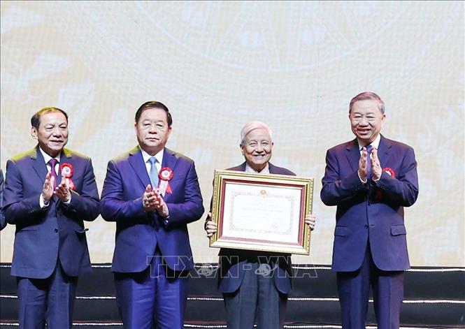 Tổng Bí thư Tô Lâm trao tặng Huân chương Hồ Chí Minh cho đội ngũ những người làm báo cách mạng Việt Nam. Ảnh: Thống Nhất – TTXVN