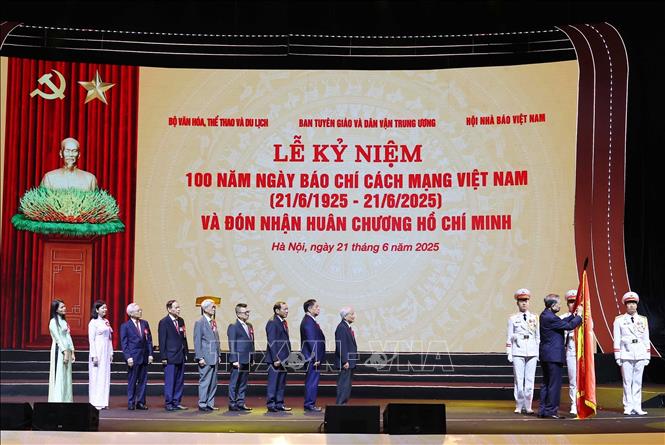 Tổng Bí thư Tô Lâm trao tặng Huân chương Hồ Chí Minh cho đội ngũ những người làm báo cách mạng Việt Nam. Ảnh: Thống Nhất – TTXVN