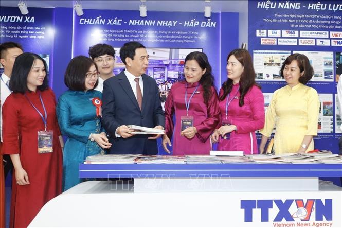 Bộ trưởng Bộ Quốc phòng Phan Văn Giang thăm gian trưng bày của TTXVN tại Hội báo toàn quốc năm 2025. Ảnh: Minh Quyết - TTXVN