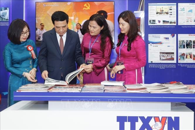 Bộ trưởng Bộ Quốc phòng Phan Văn Giang thăm gian trưng bày của TTXVN tại Hội báo toàn quốc năm 2025. Ảnh: Minh Quyết - TTXVN