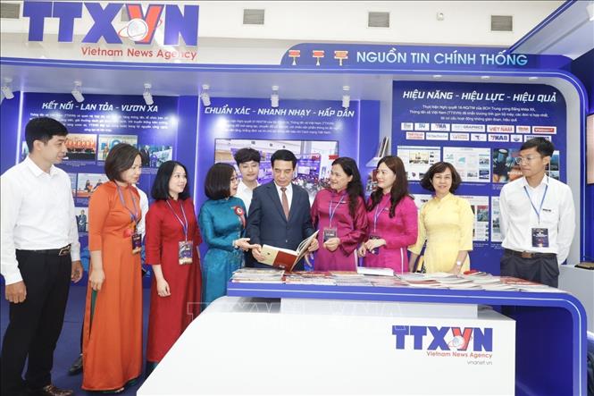 Bộ trưởng Bộ Quốc phòng Phan Văn Giang thăm gian trưng bày của TTXVN tại Hội báo toàn quốc năm 2025. Ảnh: Minh Quyết - TTXVN