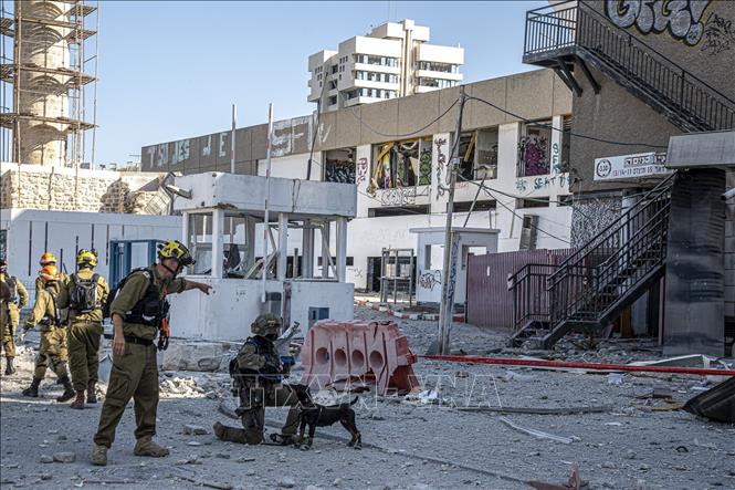 Nhân viên cứu hộ và an ninh Israel điều tra tại hiện trường một phóng tên lửa từ Iran vào thành phố Haifa, miền Bắc Israel ngày 20/6/2025. Ảnh: THX/TTXVN