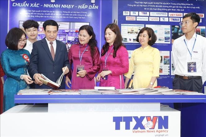 Bộ trưởng Bộ Quốc phòng Phan Văn Giang thăm gian trưng bày của TTXVN tại Hội báo toàn quốc năm 2025. Ảnh: Minh Quyết - TTXVN