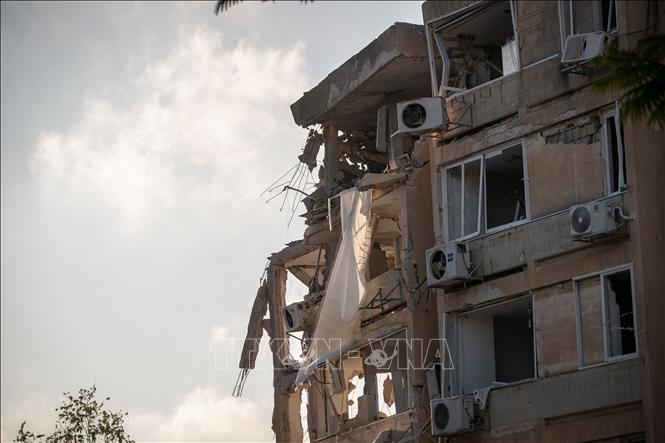 Toà nhà bị hư hại trong các vụ tấn công bằng tên lửa từ Iran xuống thành phố Tel Aviv, Israel ngày 20/6/2025. Ảnh: THX/TTXVN