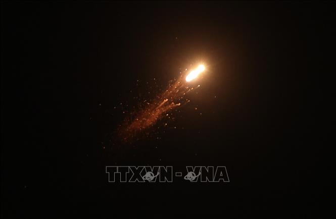 Hệ thống phòng không Israel đánh chặn tên lửa của Iran trên bầu trời Tel Aviv, tối 19/6/2025. Ảnh: THX/TTXVN
