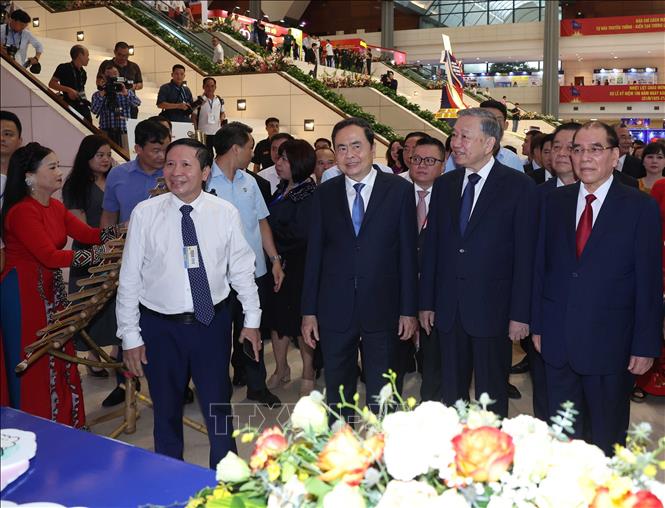 Tổng Bí thư Tô Lâm, các đồng chí lãnh đạo, nguyên lãnh đạo Đảng, Nhà nước và các đại biểu tham quan triển lãm ảnh, tư liệu, hiện vật lịch sử về truyền thống 100 năm Ngày Báo chí cách mạng Việt Nam; thành tựu xu hướng phát triển báo chí trong kỷ nguyên mới; trưng bày các thiết bị, ứng dụng công nghệ báo chí- truyền thông hiện đại. Ảnh: Thống Nhất – TTXVN