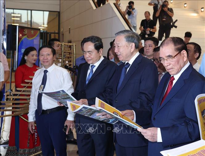 Tổng Bí thư Tô Lâm, các đồng chí lãnh đạo, nguyên lãnh đạo Đảng, Nhà nước và các đại biểu tham quan triển lãm ảnh, tư liệu, hiện vật lịch sử về truyền thống 100 năm Ngày Báo chí cách mạng Việt Nam; thành tựu xu hướng phát triển báo chí trong kỷ nguyên mới; trưng bày các thiết bị, ứng dụng công nghệ báo chí- truyền thông hiện đại. Ảnh: Thống Nhất – TTXVN