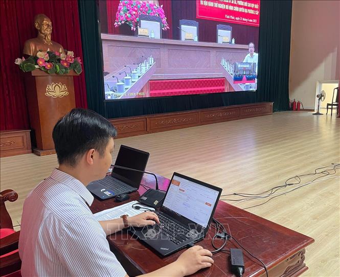 Cán bộ kỹ thuật xử lý quy trình triển khai vận hành văn bản tại điểm cầu UBND phường Vĩnh Yên, Vĩnh Phúc. Ảnh: TTXVN phát
