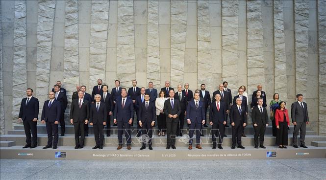Các đại biểu chụp ảnh chung tại Hội nghị Bộ trưởng Quốc phòng NATO tại Brussels, Bỉ ngày 5/6/2025. Ảnh: THX/TTXVN