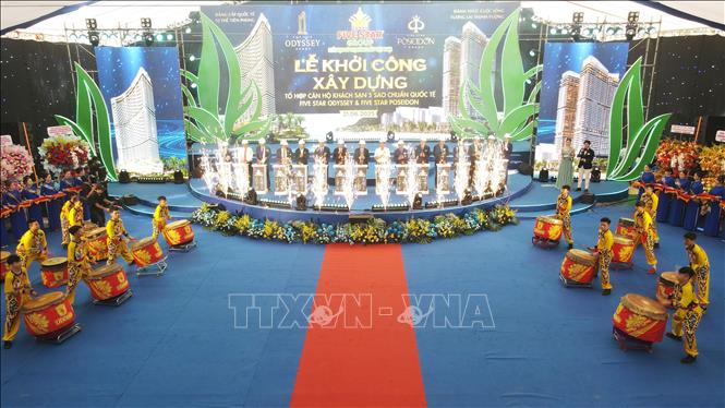 Các đạị biểu nhấn nút khởi công hai tổ hợp căn hộ khách sạn 5 sao chuẩn quốc tế Five Star Odyssey và Five Star Poseidon và hai đường hầm biển theo mô hình xã hội hóa trên trục đường Thùy Vân, thành phố Vũng Tàu. Ảnh: Huỳnh Sơn - TTXVN