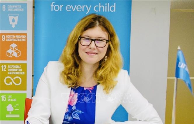 Trưởng Đại diện Quỹ Nhi đồng Liên hợp quốc (UNICEF) tại Việt Nam Silvia Danailov trả lời phỏng vấn của phóng viên Thông tấn xã Việt Nam. Ảnh: Việt Đức - TTXVN