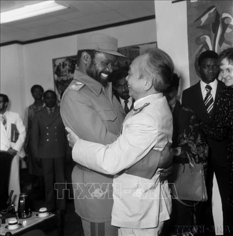 Chủ tịch Đảng FRELIMO, Chủ tịch nước Cộng hòa Mozambique Samora Machel tiếp thân mật Đại tướng Võ Nguyên Giáp, Ủy viên Bộ Chính trị, Phó Thủ tướng Chính phủ thăm Cộng hòa nhân dân Mozambique từ ngày 15 đến 19/11/1980. Ảnh: Thế Trung - TTXVN