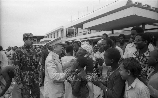  Nhân dân Thủ đô Maputo đón Đại tướng Võ Nguyên Giáp, Phó Thủ tướng Chính phủ sang thăm Mozambiquetừ ngày 15/11 - 19/11/1980. Ảnh: Thế Trung - TTXVN