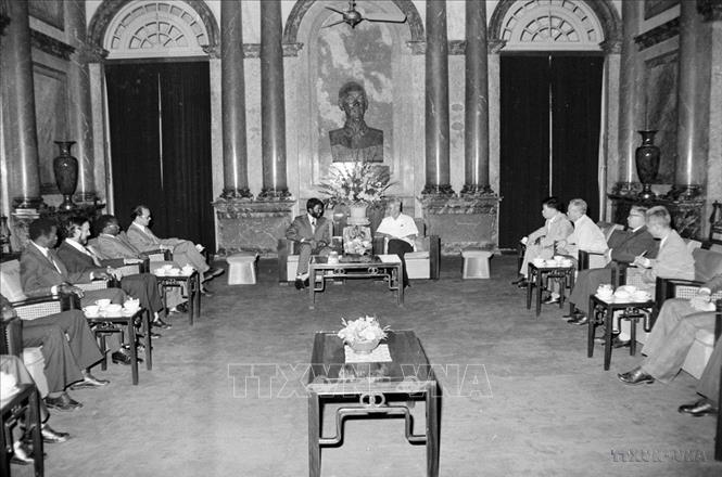 Thủ tướng Phạm Văn Đồng tiếp Bí thư Trung ương Đảng Mặt trận giải phóng, Bộ trưởng Quốc vụ Cộng hòa Mozambique Rogiério Otaca Monteiro trong chuyến thăm Việt Nam (24/10/1977). Ảnh: Xuân Lâm - TTXVN