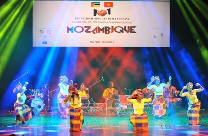 Nghệ sĩ Đoàn ca múa nhạc quốc gia Mozambique biểu diễn nghệ thuật nhân kỷ niệm 40 năm thiết lập Quan hệ ngoại giao Việt Nam – Mozambique (Hà Nội, 16/6/2015). Ảnh: Minh Đức - TTXVN
