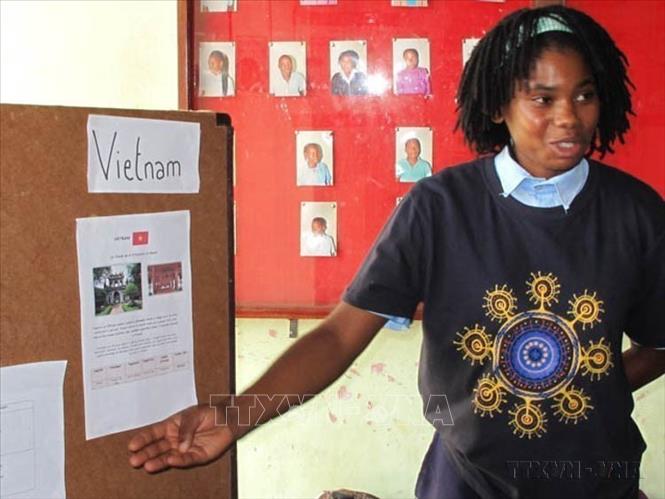 Học sinh Mozambique giới thiệu về Việt Nam tại Ngày quốc tế Pháp ngữ, diễn ra tại thành phố Xai-Xai, thủ phủ Tỉnh Gaza của Mozambique (2015). Ảnh: Nguyễn Đức – TTXVN