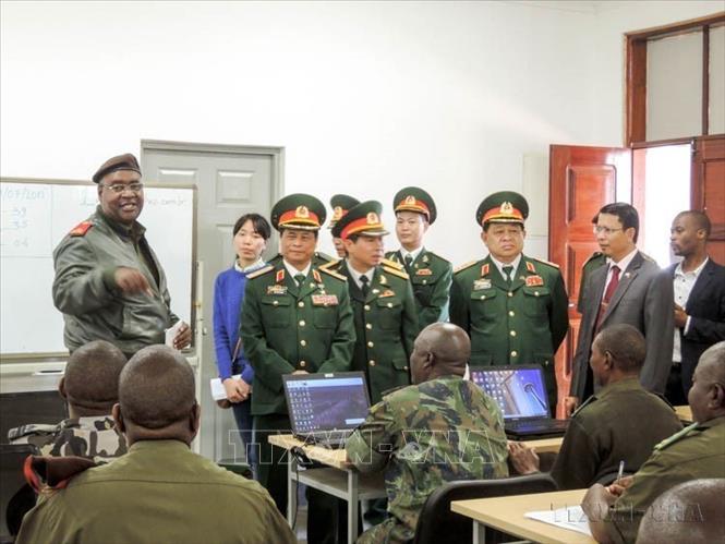 Đoàn cán bộ cao cấp Học viện Quốc phòng Việt Nam thăm Học viện Quốc phòng Mozambique, ngày 3//7/2015. Ảnh: TTXVN phát