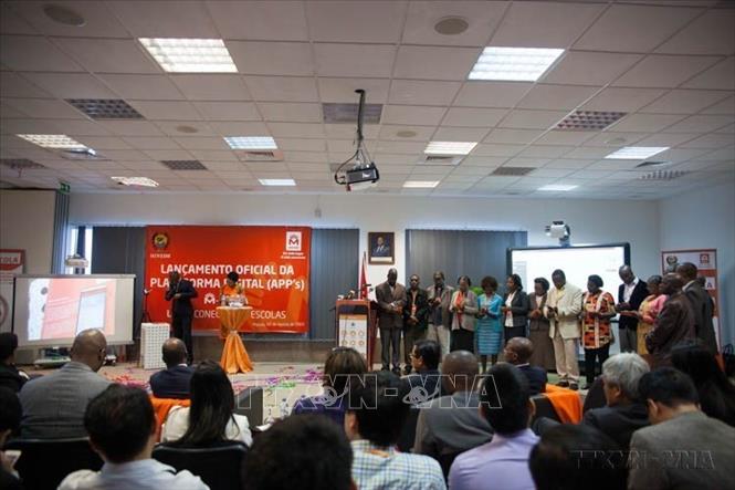 Lễ bàn giao phần mềm M-Escola nhằm nâng cao chất lượng dạy và học cho hệ thống các trường PTTH tại Mozambique do Bộ Giáo dục và Phát triển nhân lực Mozambique, Đại sứ quán Việt Nam tại Mozambique và Công ty Movitel, liên doanh của Tập đoàn Viettel của Việt Nam tổ chức (09/08/2016). Ảnh: TTXVN phát