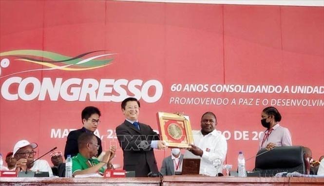 Phó Trưởng Ban Đối ngoại Trung ương Trương Quang Hoài Nam chúc mừng Đại hội lần thứ XII của Đảng Mặt trận Giải phóng Mozambique (Mozambique, 26/09/2022). Ảnh: Hoàng Minh-TTXVN