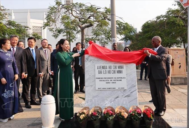 Phó Chủ tịch nước Võ Thị Ánh Xuân và Chủ tịch Hội đồng thành phố Maputo Eneas Comiche khai trương biển tên Đại lộ Hồ Chí Minh tại Thủ đô Maputo (Mozambique, 11/9/2023). Ảnh: Lâm Khánh – TTXVN