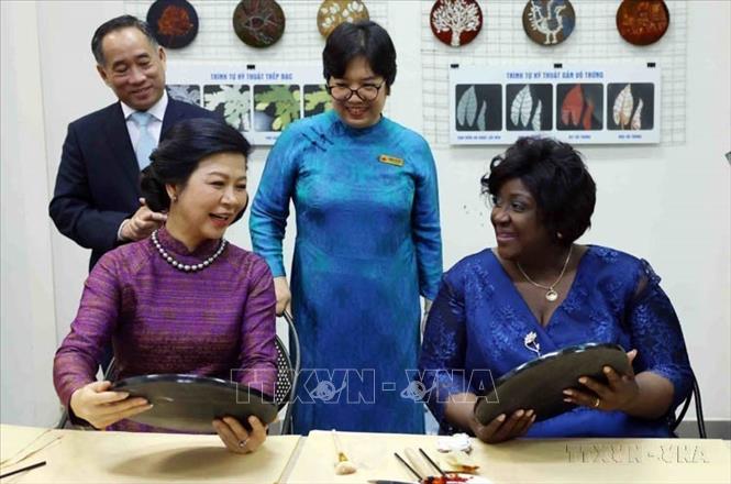 Bà Ngô Phương Ly, Phu nhân Tổng Bí thư, Chủ tịch nước Tô Lâm và Bà Isaura Ferrao Nyusi, Phu nhân Tổng thống Mozambique Filipe Jacinto Nyusi trải nghiệm sáng tác tranh sơn mài tại Bảo tàng Mỹ thuật Việt Nam (Hà Nội, 9/9/2024). Ảnh: Phạm Kiên - TTXVN