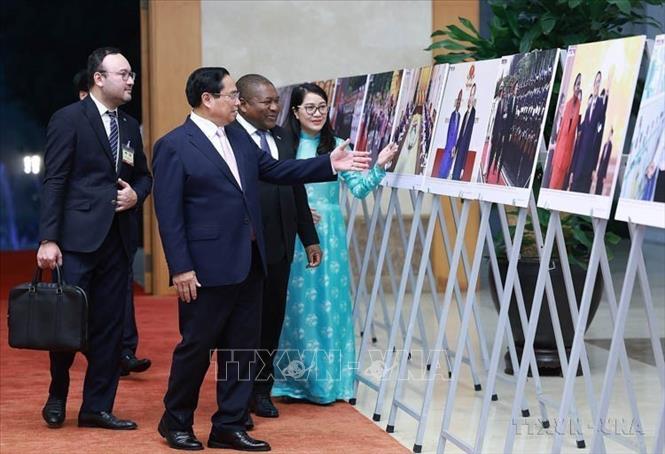 Thủ tướng Phạm Minh Chính và Tổng thống Mozambique Filipe Jacinto Nyusi xem trưng bày ảnh về quan hệ hợp tác giữa hai nước, do Thông tấn xã Việt Nam thực hiện (Hà Nội, 9/9/2024). Ảnh: Dương Giang-TTXVN