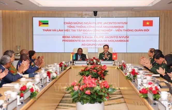 Trong chương trình thăm chính thức Việt Nam, sáng 10/9/2024, Tổng thống Mozambique Filipe Jacinto Nyusi tới thăm, làm việc với Tập đoàn Công nghiệp - Viễn thông Quân đội (Viettel). Ảnh: Thanh Tùng - TTXVN