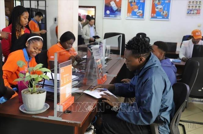 Công ty viễn thông Movitel - liên doanh giữa Tập đoàn Công nghiệp Viễn thông Quân đội (Viettel) và Công ty SPI của Mozambique đã có nhiều đóng góp cho sự phát triển kinh tế- xã hội nước sở tại, đồng thời là một điểm sáng trong quan hệ hợp tác giữa hai nước. Ảnh: Lại Hồng Minh - TTXVN 