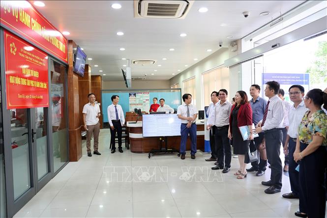 Vận hành thử nghiệm Trung tâm hành chính công phường Tam Kỳ, thành phố Đà Nẵng mới. Ảnh: Trần Tĩnh - TTXVN 