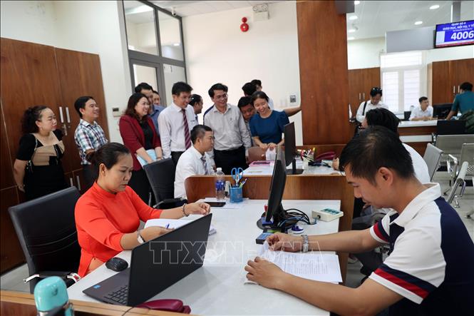 Người dân phường Tam Kỳ, thành phố Đà Nẵng mới đến Trung tâm hành chính công làm thủ tục hành chính. Ảnh: Trần Tĩnh - TTXVN