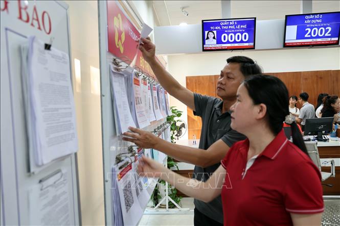 Người dân phường Tam Kỳ, thành phố Đà Nẵng mới đến Trung tâm hành chính công làm thủ tục hành chính. Ảnh: Trần Tĩnh - TTXVN