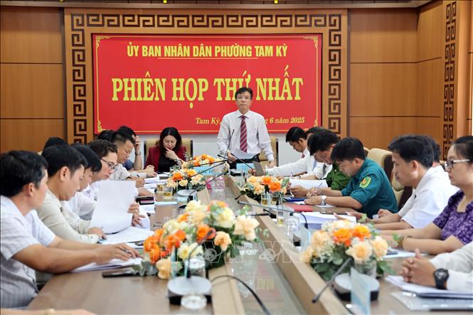 Phiên họp thứ nhất của UBND phường Tam Kỳ, thành phố Đà Nẵng mới trong ngày thử nghiệm. Ảnh: Trần Tĩnh - TTXVN