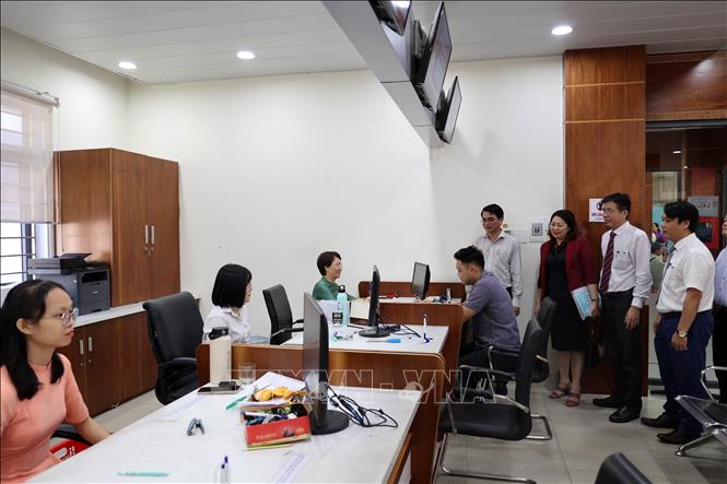 Người dân phường Tam Kỳ, thành phố Đà Nẵng mới đến Trung tâm hành chính công làm thủ tục hành chính. Ảnh: Trần Tĩnh - TTXVN