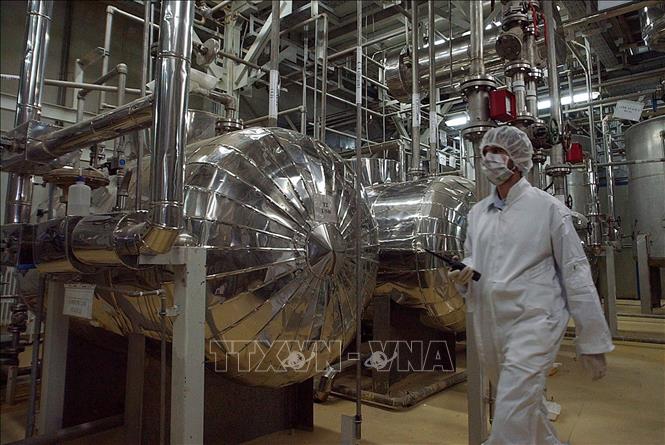 Nhân viên kỹ thuật làm việc bên trong cơ sở hạt nhân Isfahan, nằm cách thủ đô Tehran khoảng 420km về phía Nam. Ảnh:  AP/TTXVN