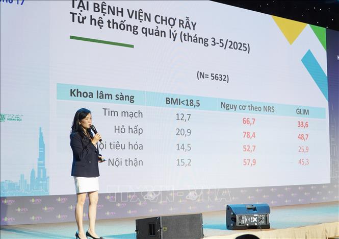 Tiến sĩ, bác sĩ Lưu Ngân Tâm, Chủ tịch Liên chi hội Dinh dưỡng lâm sàng Thành phố Hồ Chí Minh báo cáo thực trạng suy dinh dưỡng ở bệnh nhân nằm viện. Ảnh: Đinh Hằng - TTXVN                                               