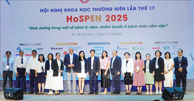 Ban tổ chức Hội nghị cảm ơn các báo cáo viên tham gia. Ảnh: Đinh Hằng - TTXVN                                                