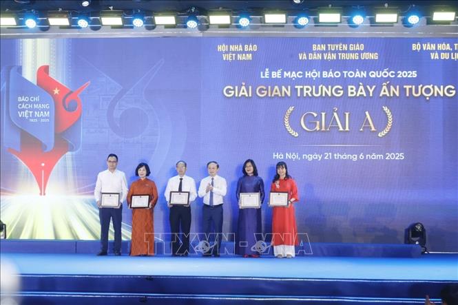 Ban tổ chức trao giải A cho các đơn vị đoạt giải Gian trưng bày ấn tượng tại Hội báo toàn quốc 2025. Ảnh: Minh Quyết - TTXVN