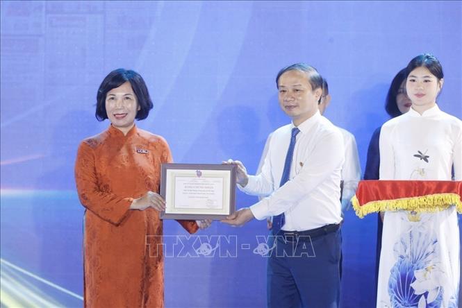 Ban tổ chức trao giải A gian trưng bày ấn tượng cho TTXVN. Ảnh: Minh Quyết - TTXVN