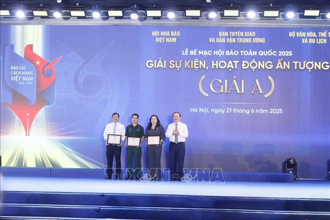 Ban tổ chức trao giải A cho các đơn vị đoạt giải Sự kiện, hoạt động ấn tượng tại Hội báo toàn quốc 2025. Ảnh: Minh Quyết - TTXVN