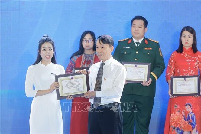 Phó Chủ tịch thường trực Hội Nhà báo Việt Nam Nguyễn Đức Lợi trao giải B cho tác giả Nguyễn Khánh Hoà (Ban Biên tập Ảnh, TTXVN) ở hạng mục Ảnh báo chí. Ảnh: Minh Quyết - TTXVN