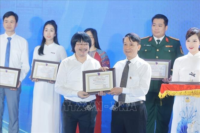 Phó Chủ tịch thường trực Hội Nhà báo Việt Nam Nguyễn Đức Lợi trao giải B cho đơn vị Báo Tin tức và Dân tộc (TTXVN) Giải sản phẩm báo chí ấn tượng. Ảnh: Minh Quyết - TTXVN