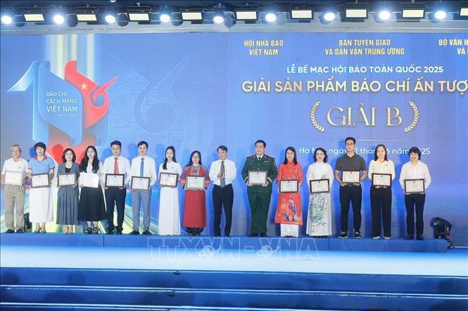 Ban tổ chức trao Giải sản phẩm báo chí ấn tượng cho các đơn vị đoạt giải. Ảnh: Minh Quyết - TTXVN