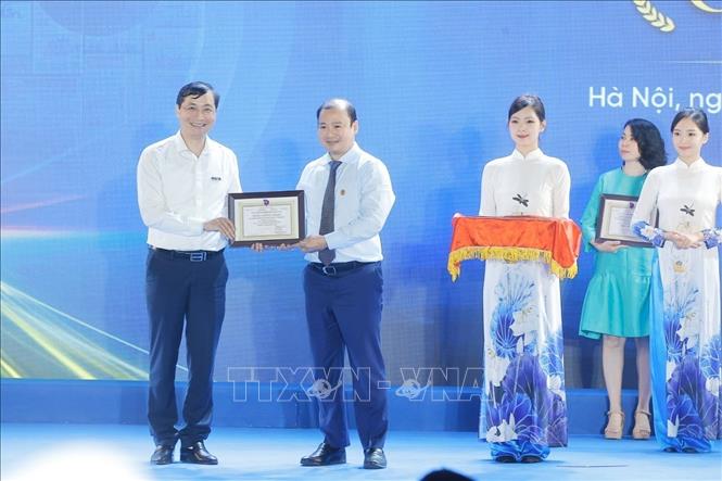 Thứ trưởng thường trực Bộ Văn hoá, Thể thao và Du lịch Lê Hải Bình trao giải Nhất cho báo VietnamPlus (TTXVN) Giải sản phẩm báo chí ấn tượng. Ảnh: Minh Quyết - TTXVN